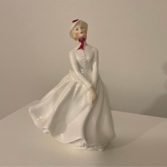 Royal Doulton and Lladro Figurines - will sell individual or multiple items - Picture 3 of 8